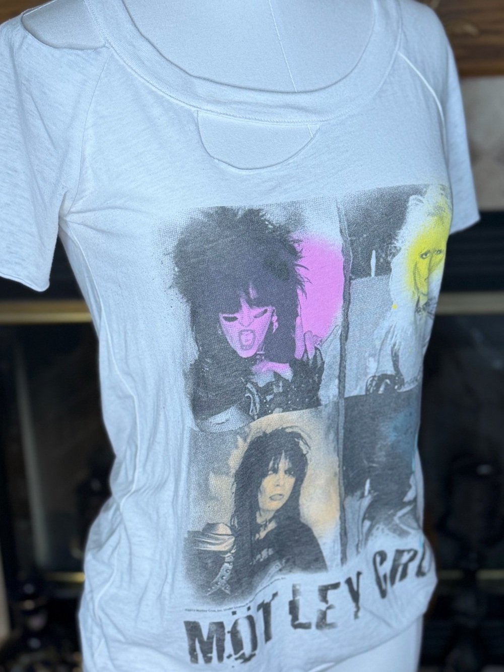 Chaser White Graphic Women’s Motley Crue Print Distressed Tee Women’s Size XS
